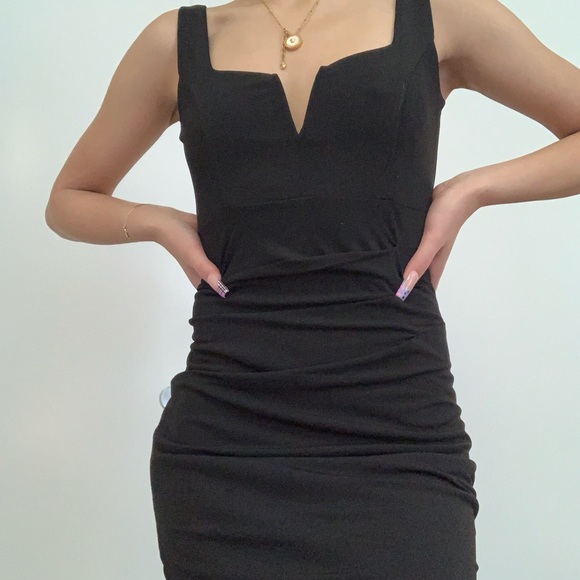 Le chateau VERY FLATTERING black mini dress (OG $ ~ 200) size xs - Picture 4 of 4
